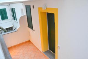 um corredor com duas portas e um piso de azulejo em Amalfi Montemare Rooms em Amalfi