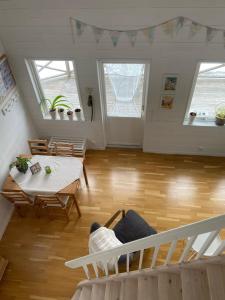 Sandöverken的住宿－Lövlingskulle，客厅设有楼梯和桌子