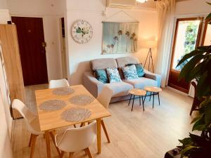 een woonkamer met een bank en een tafel bij Mar De Cristal apartment 100 metres to the beach in Cartagena