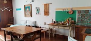 uma cozinha com uma mesa e uma mesa e uma sala de jantar em Stasion Di Pueste em Nogaredo