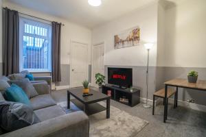 A seating area at 3 Bed-Free Parking-Close to City