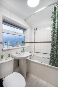 A bathroom at 3 Bed-Free Parking-Close to City