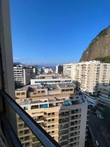 uma vista da cidade a partir da varanda de um edifício em Esplêndido e Aconchegante no Rio de Janeiro