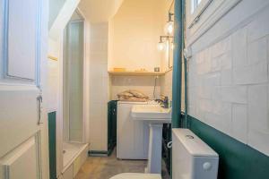 A bathroom at Petit Cocon avec Vue Dernier Etage - Mazarin 1833 Még 24 kép