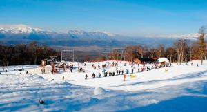 un groupe de personnes sur une piste de ski dans la neige dans l'établissement Cabaña Los Lúpulos, à El Bolsón