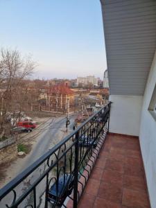 Un balcon sau o terasă la Odesa Hause