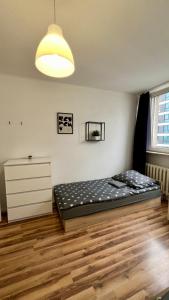 1 dormitorio con 1 cama en el centro de una habitación en Warszawa Centrum Pokoje, en Varsovia
