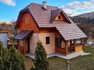 Planinska kuca Pantelic في Šljivovica: منزل على السطح مع لوحات شمسية