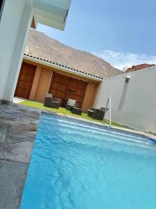 uma piscina em frente a uma casa em Hermosa casa cerca a Cieneguilla em Huarochirí
