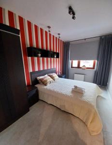A bed or beds in a room at Apartament Orłowo morze i las