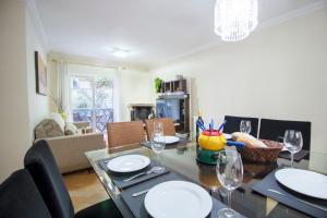a dining room and living room with a table and chairs at 3 Quartos | Aconchegante | Ótima Localização in Campos do Jordão