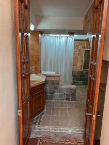 uma casa de banho com um chuveiro, um lavatório e um WC. em Casa La Cuarta em San Luis Potosí