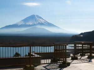 uma vista para uma montanha a partir de uma varanda em Shoji Mount Hotel - Vacation STAY 83000v em Narusawa