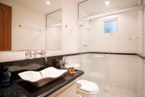 a bathroom with a sink and a toilet and a shower at 3 Quartos | Aconchegante | Ótima Localização in Campos do Jordão