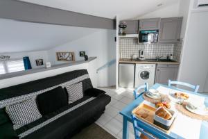 メシェ・シュル・ジロンドにあるJolie maisonnette vue merのテーブルとキッチンのあるリビングルーム