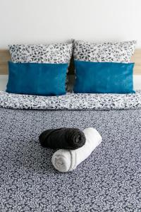 メシェ・シュル・ジロンドにあるJolie maisonnette vue merのベッドの横に敷いたタオル