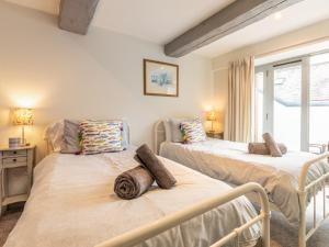 dwa łóżka w pokoju z oknem w obiekcie 4 Bed in Bideford OAPPL w mieście Monkleigh