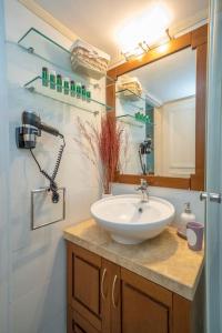 un baño con lavabo y espejo en Veranda Verde in Argostoli, en Argostoli