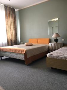 een slaapkamer met 2 bedden en een spiegel bij Monikas in Lapmežciems