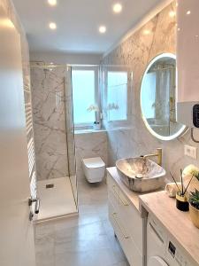 y baño con ducha y lavamanos. en Apartment Leona, en Split
