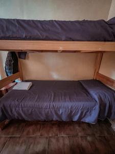 Una cama o camas cuchetas en una habitación  de Hostel Wenuy-