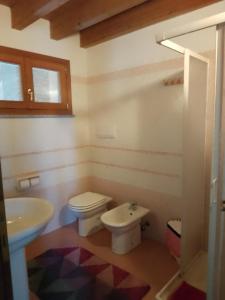 La salle de bains est pourvue de toilettes et d'un lavabo. dans l'établissement Cascina Amrit CAV, à Borghetto Lodigiano