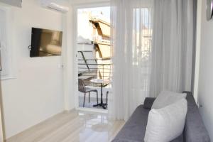 TV a/nebo společenská místnost v ubytování Piraeus Relax