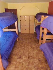 سرير بطابقين أو أسرّة بطابقين في غرفة في Hostel Wenuy-