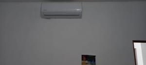 un aire acondicionado blanco colgado en la pared en Casa 2 Salinas Monterrico completamente equipada y con piscina privada, en Monterrico