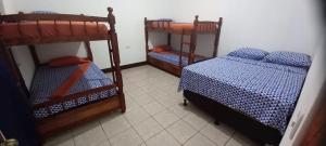 Habitación con 2 literas en una habitación en Casa 2 Salinas Monterrico completamente equipada y con piscina privada, en Monterrico