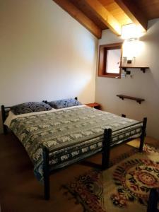 ein Schlafzimmer mit einem Bett in einem Zimmer in der Unterkunft Cascina Amrit CAV in Borghetto Lodigiano