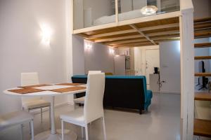 cocina y comedor con mesa y sillas en White Loft Salerno en Salerno