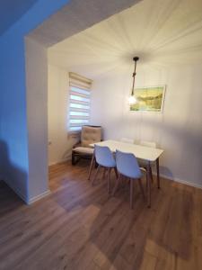 ein Esszimmer mit Tisch, Stühlen und Sofa in der Unterkunft Konak in Plav + 21 Fotos