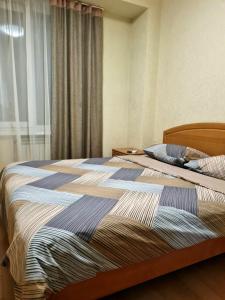 Posteľ alebo postele v izbe v ubytovaní Apartments on Kirova