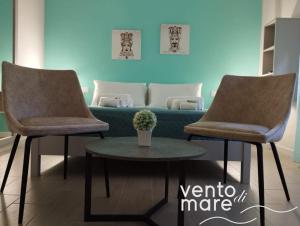 - deux chaises et une table en face d'un canapé dans l'établissement Vento di Mare, à Trapani