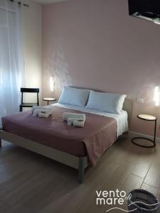 une chambre avec un lit avec deux serviettes dessus dans l'établissement Vento di Mare, à Trapani