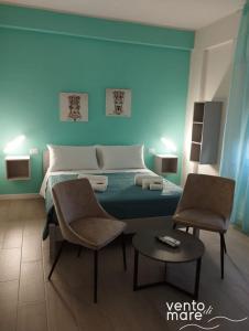 - une chambre avec un grand lit et 2 chaises dans l'établissement Vento di Mare, à Trapani