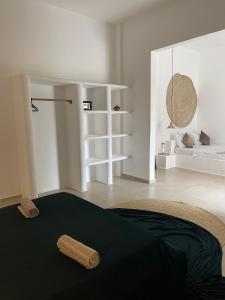 een witte kamer met een bed en een slaapkamer met een bedictericterictericter bij Casa DantesVoyage - SPA in Nungwi