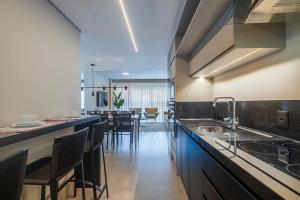 Η κουζίνα ή μικρή κουζίνα στο ISBL011 - Calçadão+Praia! Localização ideal em BC