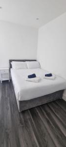 Cama o camas de una habitación en Star London Finchley Lane 3-Bed Residence with Garden