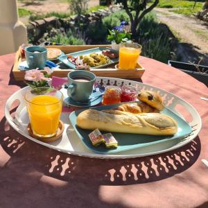 stół z tacą ze śniadaniem w obiekcie Studio Vintage w mieście Carnoules
