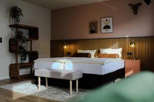 um quarto com uma cama grande e uma cadeira em Airport Hotel Jägerhof Weeze em Weeze