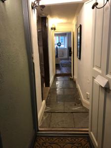 un corridoio di una casa con porta e pavimento piastrellato di Executive Living Old Town Unique a Stoccolma