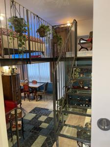 una scala a chiocciola in una camera con tavolo di Crystal Loft Luxury Milano a Milano