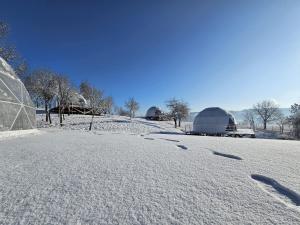 VadSKY DOME的一片雪覆盖的田野,远处有圆顶