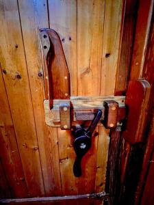 een houten muur met een deur met een handvat bij Nostalgic Downtown Boatbuilder's Cabin - Licensed in Squamish