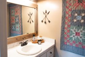 Phòng tắm tại Hot Tub, Fire Pit and Fall Views, Near Polar Express +36 ảnh