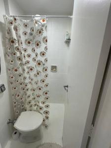 La salle de bains est pourvue de toilettes et d'un rideau de douche. dans l'établissement Ótimo apto no coração do Cambuí, à Campinas