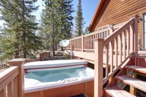 ein Whirlpool auf der Terrasse eines Hauses in der Unterkunft Alpine Getaway - Private in Lead