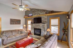 ein Wohnzimmer mit Sofa und Kamin in der Unterkunft Alpine Getaway - Private in Lead